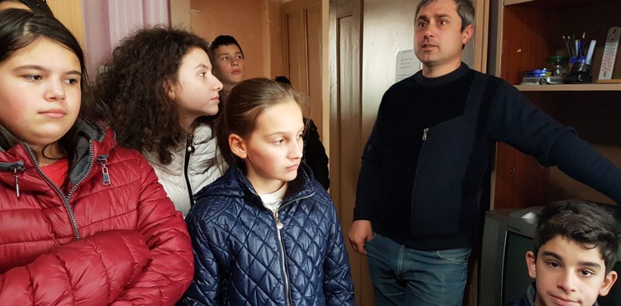 Учениците от 6 г клас зарадваха бездомници с хранителни продукти и много добрина
