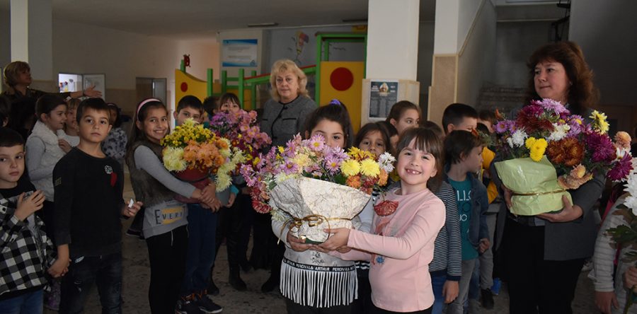 Ученици и учители поставиха цветя пред барелефа на Дядо Славейков
