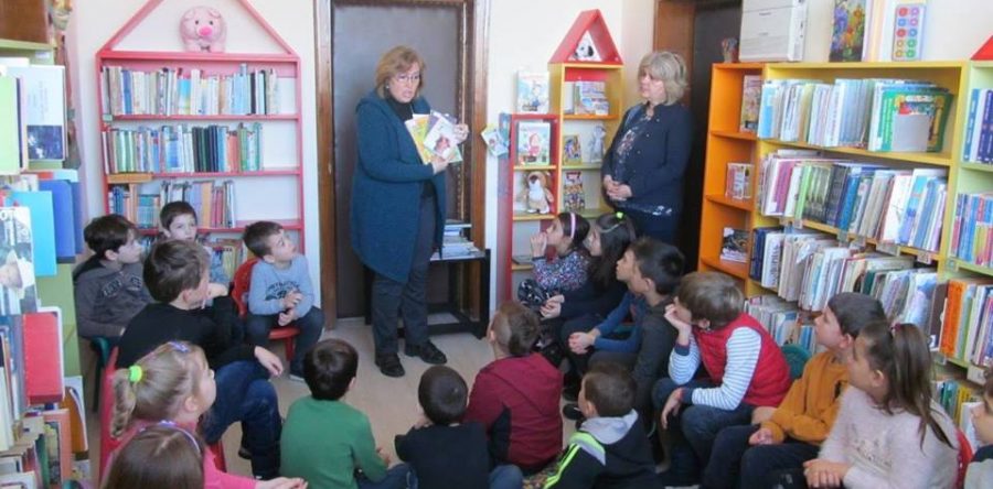 ПЪРВОКЛАСНИЦИ ОТ УЧИЛИЩЕ „СЛАВЕЙКОВ” НА ПЪРВО ПОСЕЩЕНИЕ В БИБЛИОТЕКАТА