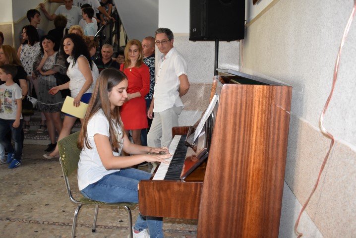 Директорът награди изявените славейковци