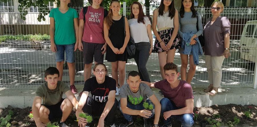 Деветокласници от нашето училище се включиха в благотворителна инициатива