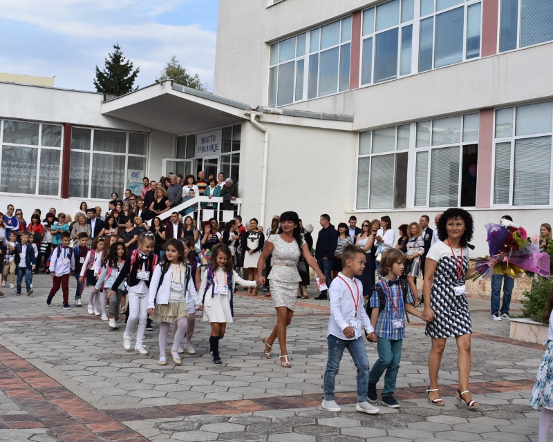 С много настроение и усмивки първокласниците на СУ „П.Р.Славейков” прекрачиха за пръв път училищния праг