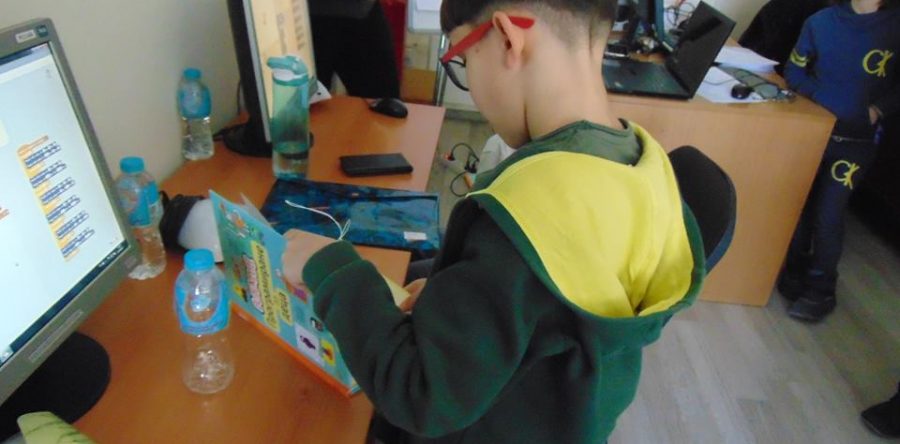 Славейковци се обучават да програмират с роботи