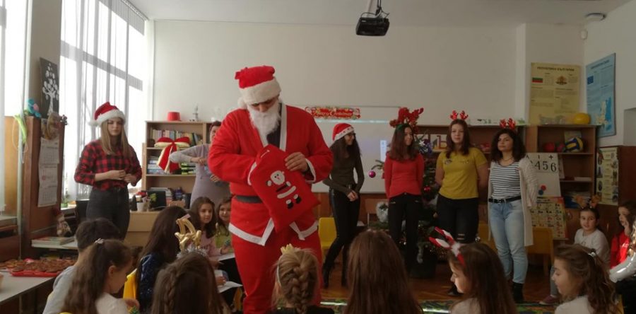 Малчуганите от Подготвителната група посрещнаха Дядо Коледа