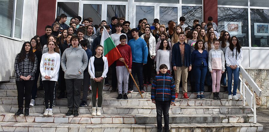 Седмокласници групово рецитираха „Опълченците на Шипка“