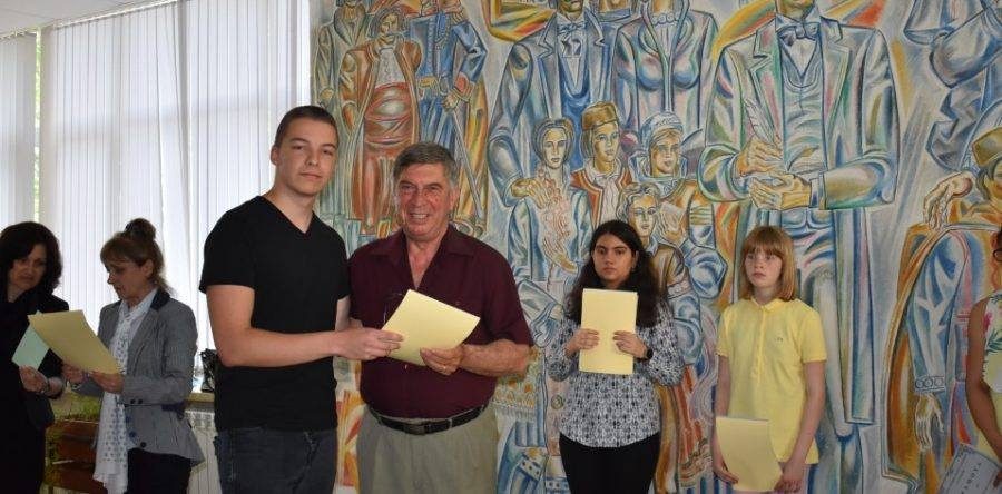Славейковец от чуждоезиковата ни паралелка с пълна шестица на матурата по английски език