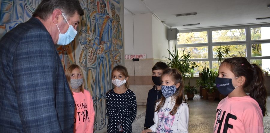 Второкласниците подариха на училището книга с рецепти на Дядо Славейков