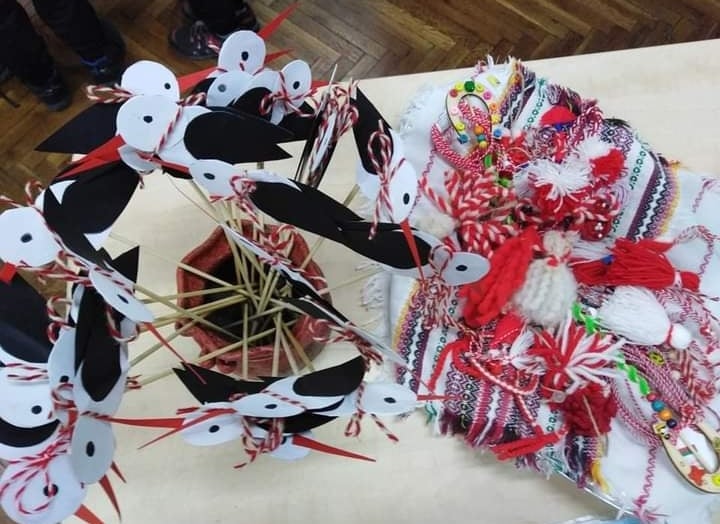 Баба Марта бърза, на всички мартенички върза