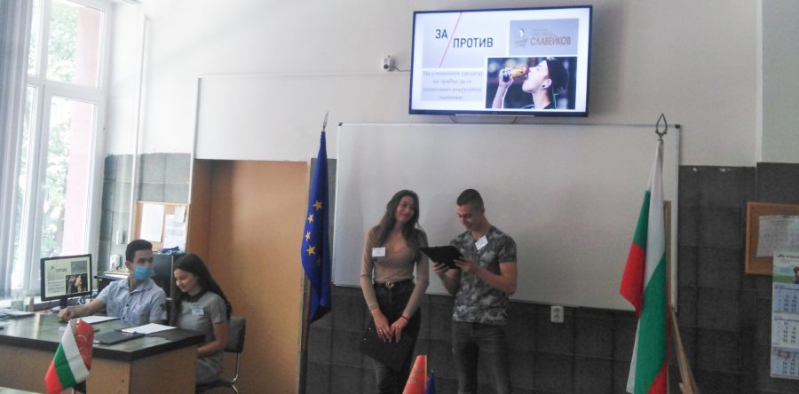 Ученически дебати за/против образование в електронна среда и енергийните напитки