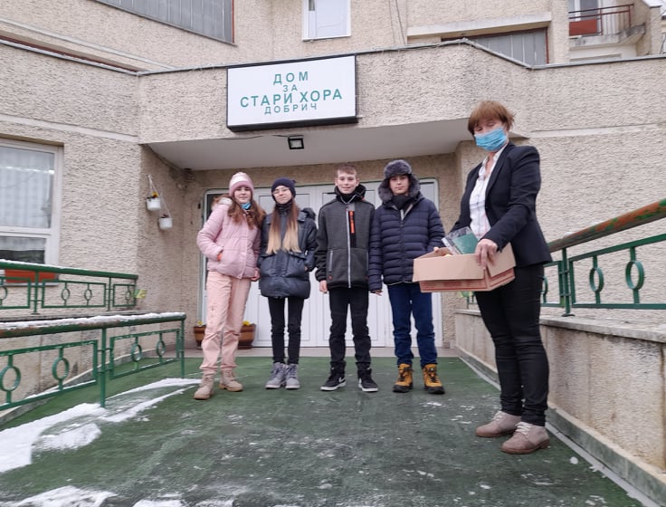 Славейковци гостуваха на възрастните от Дома за стари хора в Добрич