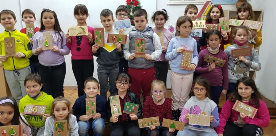 Второкласниците изработиха картички за деца с увреждания