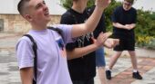 Бели балони в небето над СУ „Петко Рачов Славейков“