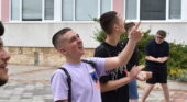 Бели балони в небето над СУ „Петко Рачов Славейков“