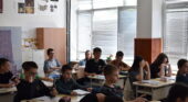 Когато осмокласниците преподават на английски: Ранообразни и изпълнени със забавление часове